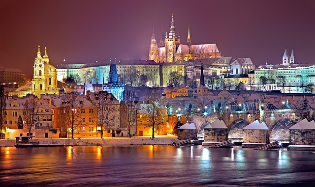 osvětlená noční Praha
